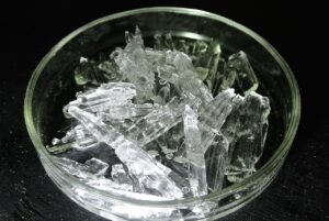 Кристаллы серной кислоты H2SO4 — неорганический реагент