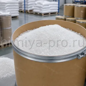 Белые кристаллы 4-терт-бутилбензойной кислоты PTBBA в барабане для модификации алкидных смол и стабилизации ПВХ