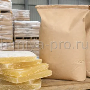 Жёлто-серая кристаллическая масса технического парафина Т-2 в мешках на складской паллете, B2B поставка химического сырья