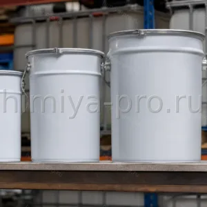 Бесцветная жидкость ди-трет-бутилпероксида DTBP в промышленных канистрах на стеллаже химического склада