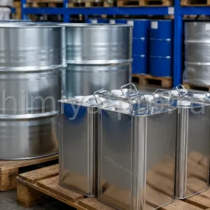 Бесцветная прозрачная жидкость перхлорэтилена C2Cl4 в бочках и еврокубах на паллете химического склада