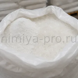 Белый порошок и стекловидные гранулы полифосфата натрия SHMP в мешке 25 кг на поддоне склада реагентов водоподготовки и мягчения воды