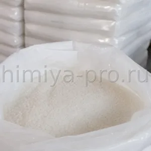 Гранулы линейного полиэтилена LLDPE в мешке 25 кг на поддоне склада полимерного сырья для плёночной и выдувной экструзии упаковки