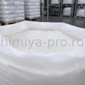 Белые гранулы полиэтилена низкого давления ПНД HDPE в мешке на поддоне склада сырья для труб, канистр и выдувного формования