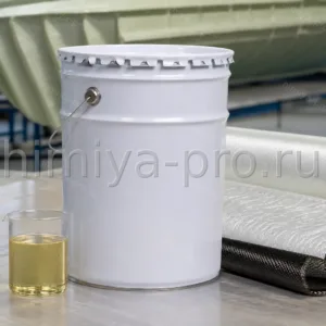 Предускоренная ортофталатная смола BRE 3140 P для RTM в ведре рядом с арматурой композитных деталей