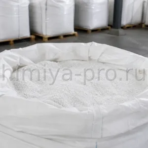 Белые гранулы кальцинированной соды Na2CO3 в мешке на паллете в складе неорганических реагентов