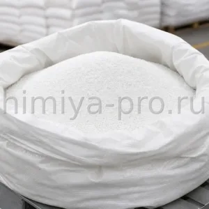 Гранулированная каустическая сода NaOH — белые гранулы в мешке для автоматической дозировки на производстве