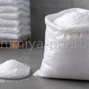Сода чешуированная NaOH — белая чешуя гидроксида натрия в промышленном мешке для химического производства
