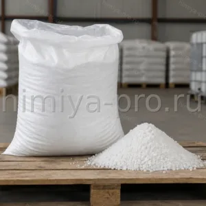 Кормовая соль NaCl — белые кристаллы в промышленном мешке для животноводства и производства комбикормов