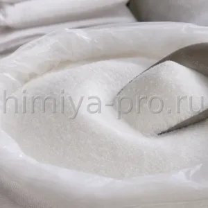 Сорбит сухой E420 — белые кристаллы и гранулы сорбитола в мешке для пищевой и фармацевтической промышленности