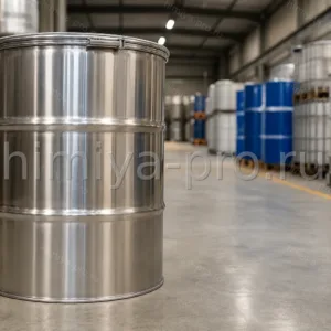 Вязкая янтарная жидкость сорбитана лаурилата E493 CAS 1338-39-2 в промышленной таре на складе химического сырья