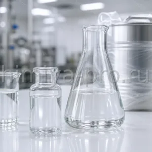 Кристально чистая жидкость триацетина 99,7 % в лабораторной посуде, чистая тара на фоне фармацевтического склада