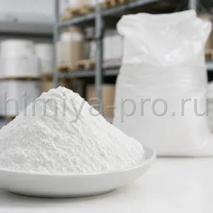 Белый мелкодисперсный порошок трикальциевого фосфата TCP в лотке, мешок 25 кг на фоне склада пищевых и фармацевтических добавок