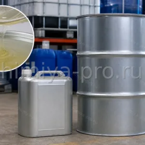 Вязкая жидкость технического триэтаноламина TEA в бочке для смазочно-охлаждающих жидкостей и моющих средств