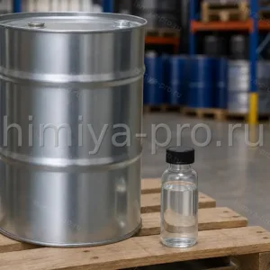 Бесцветная подвижная жидкость триэтиламина в металлической бочке для органического синтеза и полимеризации