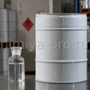 Бесцветная прозрачная жидкость уайт-спирита нефрас С4 150/200 — растворитель для ЛКМ в металлической бочке на складе
