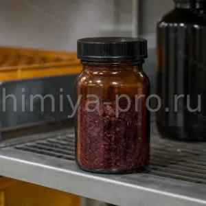 Тёмно-красные кристаллы хромового ангидрида CrO3 в стеклянной таре — окислитель для гальваники и травления