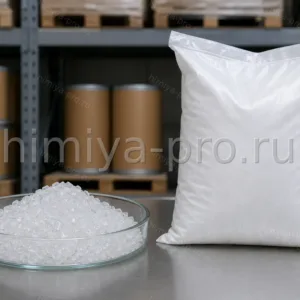 Бесцветные кристаллы нитрата цинка в стеклянной чаше и мешке 25 кг на стеллаже химического склада