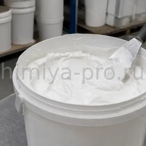 Белая вязкая паста пиритиона цинка 48% в открытом ведре на промышленном столе склада антимикробного сырья