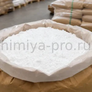 Белый кристаллический сульфат цинка в открытом мешке 25 кг на паллете химического склада для удобрений