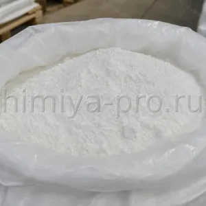 Белый кристаллический порошок цитрата кальция в открытом мешке 25 кг на полу химического склада оптовой поставки
