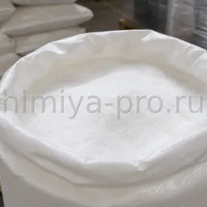 Белый кристаллический порошок хелатирующего агента ЭДТА в открытом мешке 25 кг на поддоне химического склада