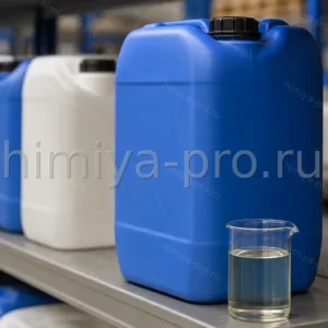 Прозрачная слегка окрашенная жидкость ингибитора накипи Эктоскейл 450-1 в синей канистре 25 л на стеллаже склада