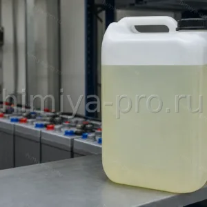 Прозрачная слегка желтоватая жидкость калиево-щелочного аккумуляторного электролита в канистре 20 л на полке склада