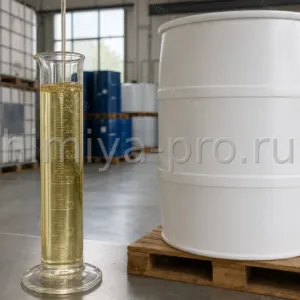 Светло-жёлтое вязкое эпоксидированное соевое масло SOYFLEX 6330 в цилиндре и пластиковая бочка на складе химического сырья
