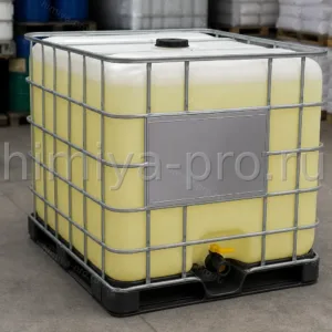 Светло-жёлтая жидкость суперпластификатора PC5200 в IBC-контейнере — поликарбоксилатный эфир для бетонных смесей