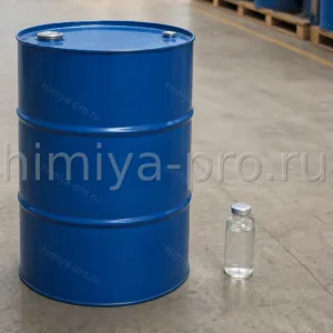 Прозрачная жидкая фракция углеводородов C6–C8 в металлической бочке — нафтеновое сырьё для нефтехимии