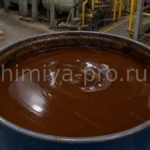 Тёмно-коричневая вязкая жидкость флотореагента Оксаль Т-92 в бочке — реагент для флотации и обогащения руд