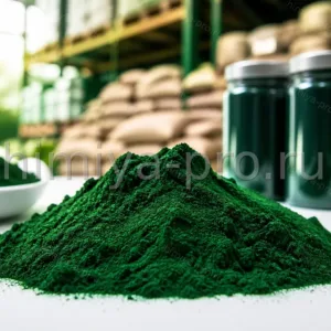 Насыщенно-зелёный порошок спирулины с доминирующим хлорофиллом в банках для детокс-напитков и зелёных смузи.