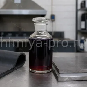 Фиолетово-коричневая жидкость клея Лейконат в стеклянной бутыли на верстаке рядом с образцами резины и металла