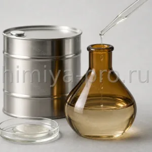 Бесцветная маслянистая жидкость фарнезола в стеклянной колбе — сесквитерпеновый спирт для парфюмерии