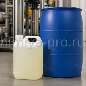 Прозрачная жидкость антискаланта PBTCA 50% в канистре и бочке на складе реагентов для водоподготовки и охлаждающих систем