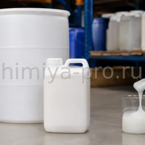 Вязкая белая жидкость загустителя RETHICK DOE 120L в канистре и бочке на складе добавок для бытовой химии и косметических формул