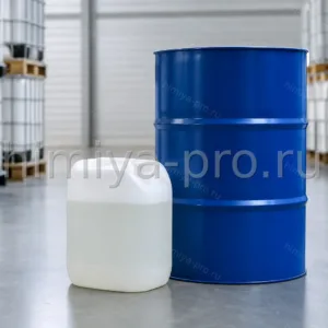Прозрачная жидкость неионогенного ПАВ Rokanol NL6 в канистре и бочке на складе сырья для моющих средств и эмульсий