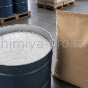 Белые кристаллы малеинового ангидрида в стальной бочке и мешке 25 кг на складе органической химии