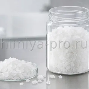 Кристаллы бромида кальция дигидрата в HDPE-банке на лабораторном столе — неорганический бромид CaBr2·2H2O CAS 7789-41-5