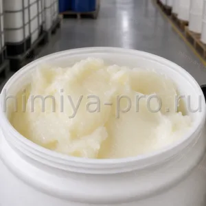 Полутвёрдая белая масса вазелина нефтяного белого очищенного CAS 8009-03-8 в промышленной таре на складе химической продукции