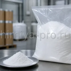Белый порошок технического никотинамида витамина B3 в промышленной упаковке для производственных процессов