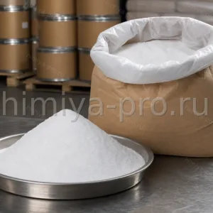 Белый кристаллический порошок аскорбиновой кислоты в промышленной упаковке для пищевых и технологических процессов