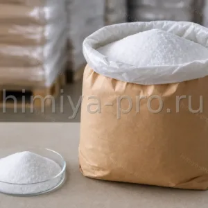 Белый кристаллический порошок бикарбоната натрия в мешке для промышленных и пищевых B2B-поставок с документами CoA и SDS