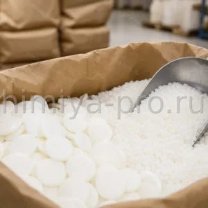 Светлые пастилы и гранулы растительного воска Kerax для свечей и косметики в мешке на химическом складе
