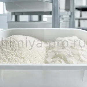 Белые гранулы эмульгирующего воска для кремов, мазей и эмульсий O/W в промышленной упаковке на складе химического сырья