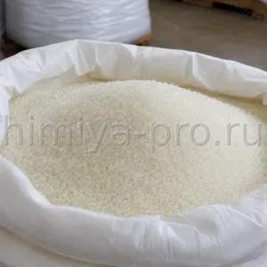 Светлые гранулы высохлорированной полиэтиленовой смолы HCPE CAS 63231-66-3 в мешке для ЛКМ, клеёв и модификации ПВХ