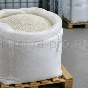 Светлые гранулы HCPE-M высохлорированного полиэтилена 65% в промышленном мешке для лаков, клеёв и полимерных компаундов