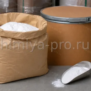 Белый кристаллический порошок дитионита натрия Na2S2O4 в мешке и ложке на складе химического сырья, CAS 7775-14-6