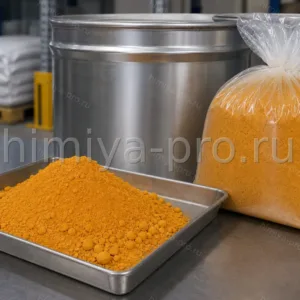 Жёлто-оранжевый порошок и гранулы обезалоченного свинцового глёта оксида свинца PbO в лотке на химическом складе, CAS 1317-36-8